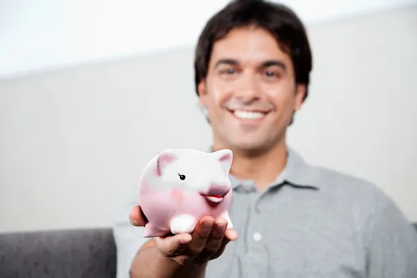 Homem segurando Piggy Bank — Fotografia de Stock