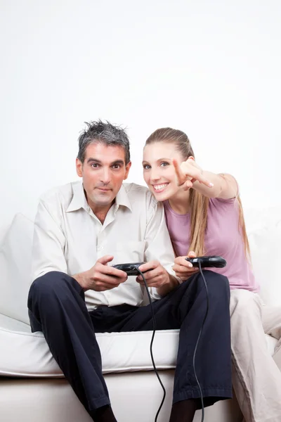 Пара играет в компьютерные игры — стоковое фото