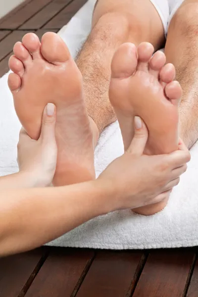 Mann erhält Fußmassage — Stockfoto