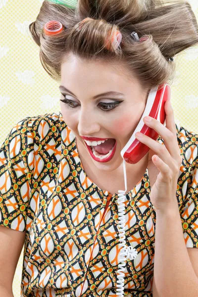 Γυναίκα, ουρλιάζοντας κρατώντας ρετρό τηλέφωνο — Φωτογραφία Αρχείου