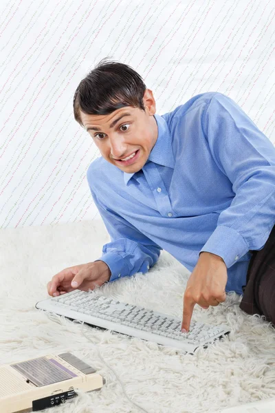 Geek Businessman appuyant sur les boutons du clavier — Photo