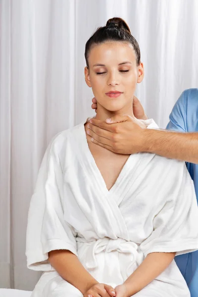Женский массаж шеи — стоковое фото