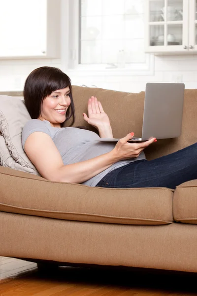 Těhotná žena v video chat — Stock fotografie