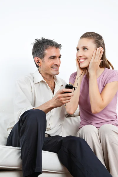 Couple écoutant de la musique sur téléphone portable — Photo