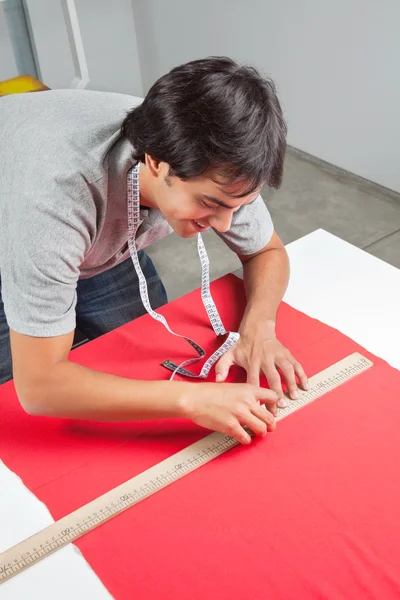 Dressmaker Измерение красной ткани — стоковое фото