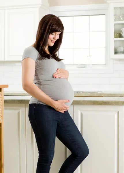 健康な妊娠中の母親の台所 — ストック写真