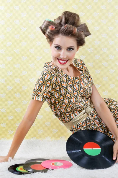 Mulher estilo retro com discos de vinil — Fotografia de Stock