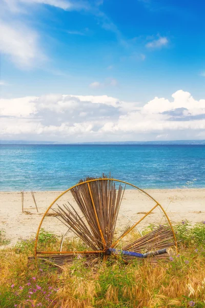 Obraz HDR zlomený deštník na pláži v hanioti — Stock fotografie