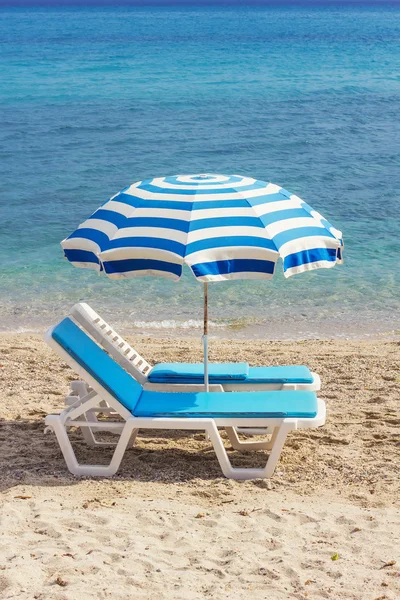 Two blue lounge chairs on a beach in Hanioti — Stock Photo, Image