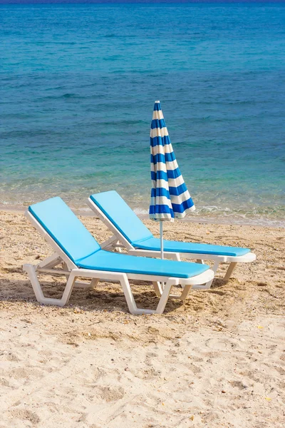 Two blue lounge chairs on a beach in Hanioti — Stock Photo, Image