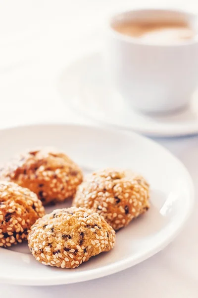 Πρωινός καφές με σουσάμι μπισκότα — Φωτογραφία Αρχείου