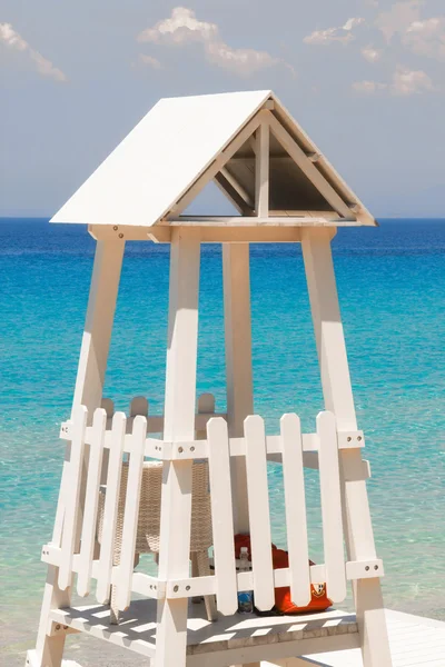 Порожній lifeguard вежі на пляжі в сані, регіоні Халкідіки — стокове фото