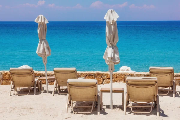 Sillas de salón en una playa en Sani, Grecia —  Fotos de Stock
