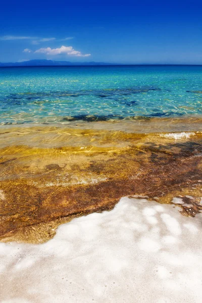 Pier en het strand in halikidiki — Stockfoto