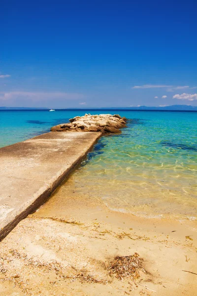 Pier a pláž v halikidiki — Stock fotografie