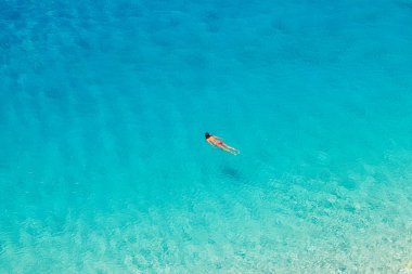 Porto katsiki plajında Yüzme tanınmaz halde kadın