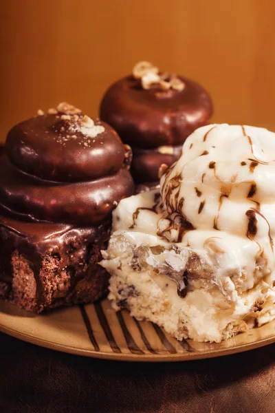 Close-up van romige chocolade desserts op een plaat — Stockfoto
