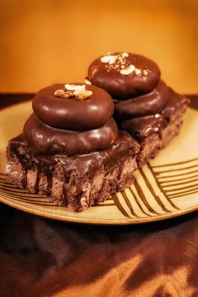 Крупный план сливочных шоколадных десертов на тарелке — стоковое фото