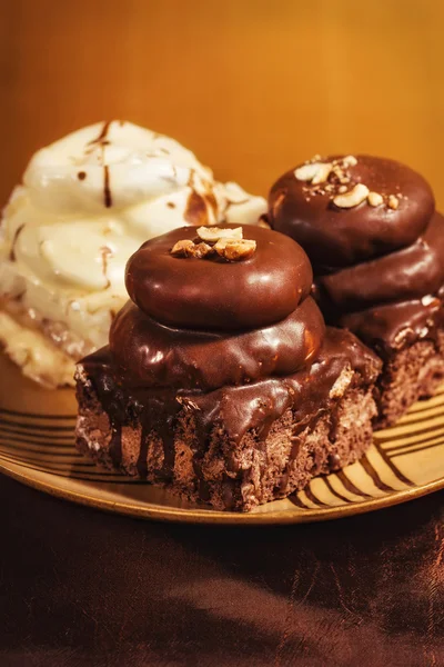 Close-up van romige chocolade desserts op een plaat — Stockfoto