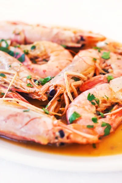 Prato cheio de camarão servido com salsa — Fotografia de Stock