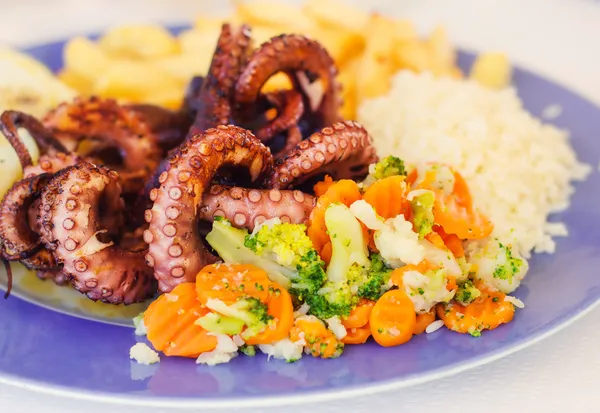 Grillad bläckfisk med grönsaker och ris — Stockfoto