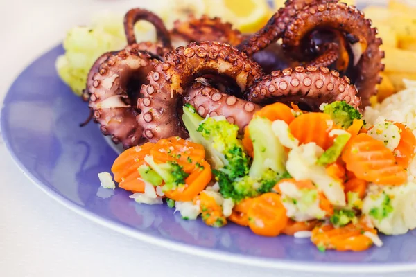 Grilled octopus with veggies and rice — Stock Photo, Image