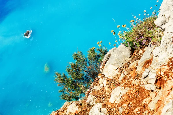 De prachtige turquoise wateren van porto katsiki gezien vanaf de rand van een klif — Stockfoto