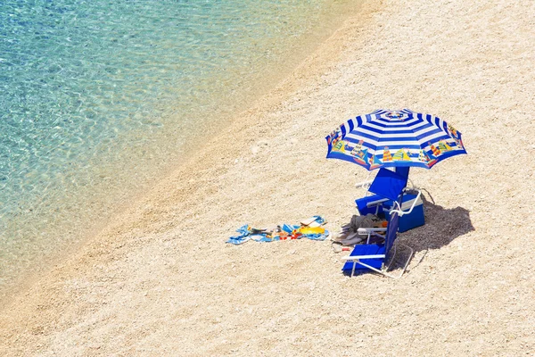 Lefkada porto katsiki Plajda şemsiye ve plaj sandalyeleri — Stok fotoğraf