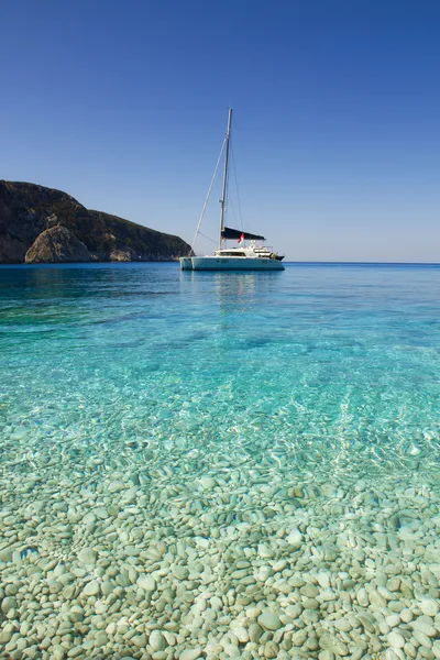 Żaglówka na pięknej plaży porto katsiki, Grecja — Zdjęcie stockowe