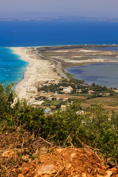 La città di Lefkada e Gyra spiaggia visto da lontano — Foto Stock
