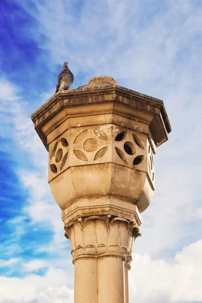 Декоративная колонна рядом с Pile Gate, Дубровник — стоковое фото
