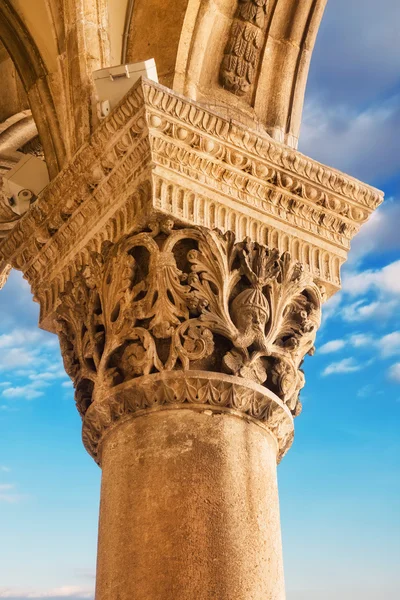 Geschnitzte Säule des Rektorenpalastes in Dubrovnik, Kroatien — Stockfoto