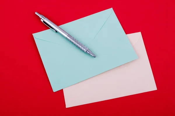 Envelope of correspondence and pen — Stock Photo, Image