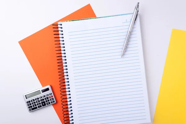 Cuaderno, calculadora y pluma — Foto de Stock