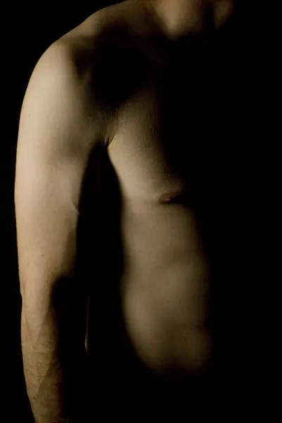 Imagen clave baja del cuerpo masculino — Foto de Stock