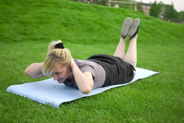 Mulher de meia idade exercitando — Fotografia de Stock