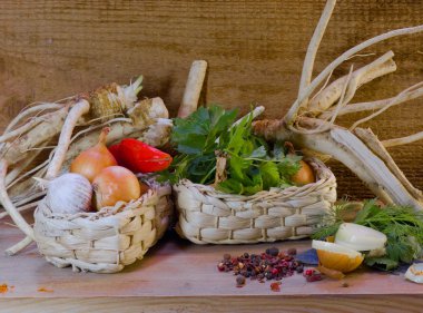 otlar ve baharatlar ahşap arka plan üzerinde