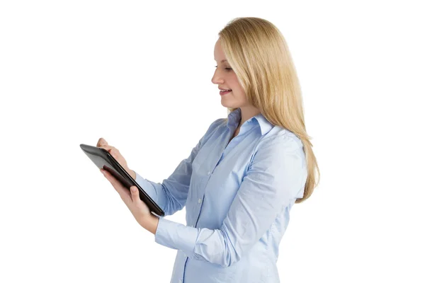 微笑的女士使用的触摸屏平板电脑 — 图库照片