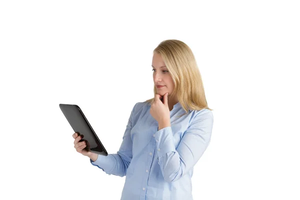 Atraktivní žena čte tablet — Stock fotografie