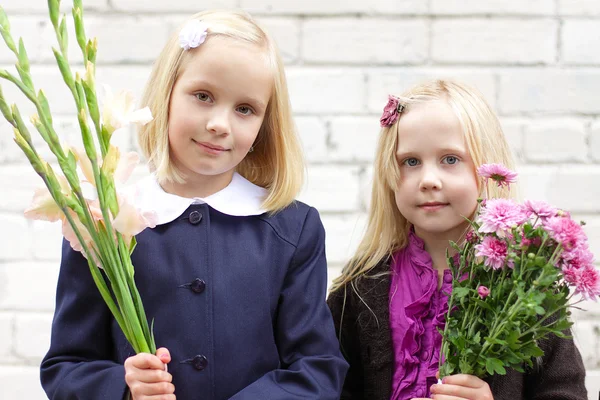 Dívky s květinami - první školní den — Stock fotografie