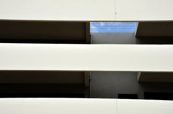 Fassade und Balkon des Gebäudes — Stockfoto