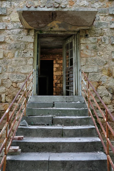 Разваливающаяся лестница сломана дверь — стоковое фото