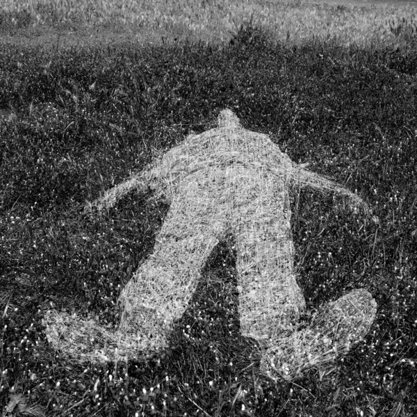 Figura umana sagoma impressa sull'erba — Foto Stock