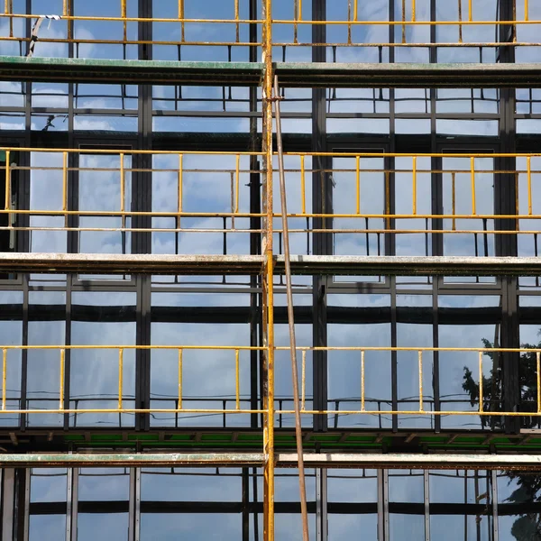 Windows and scaffold construction site — Stock Photo, Image