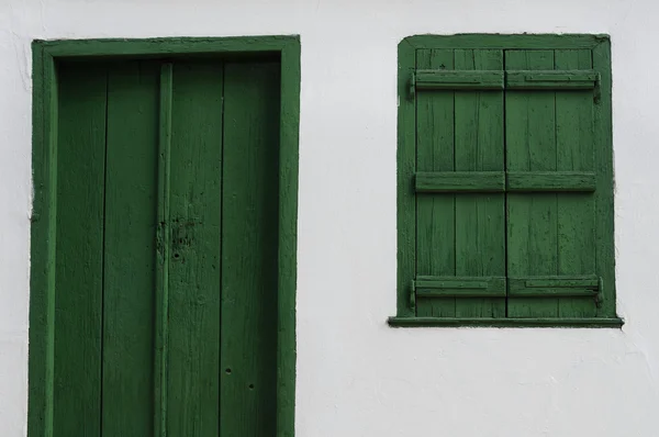 Porta de madeira e janela casa velha — Fotografia de Stock