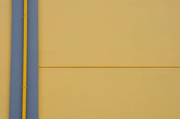 Mur jaune et fond de tuyau de drainage — Photo
