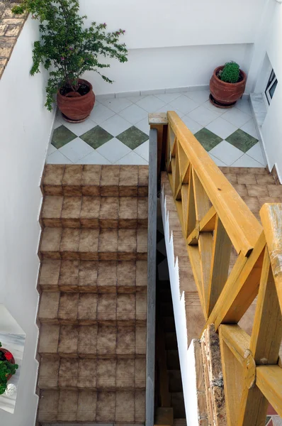 Geländer und geflieste Treppe — Stockfoto