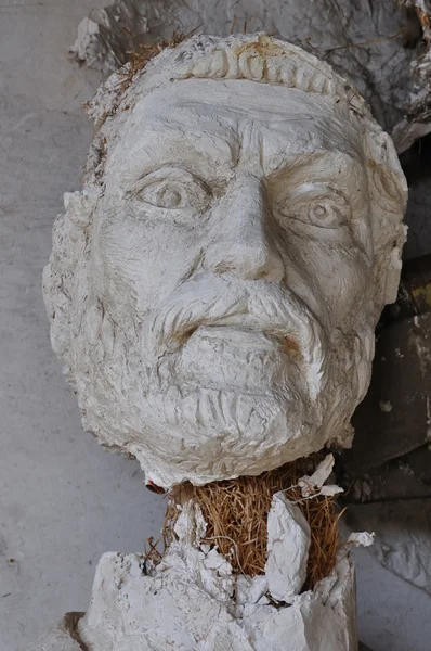 Σπασμένο άγαλμα κεφάλι αρχαίο Θεό — Φωτογραφία Αρχείου
