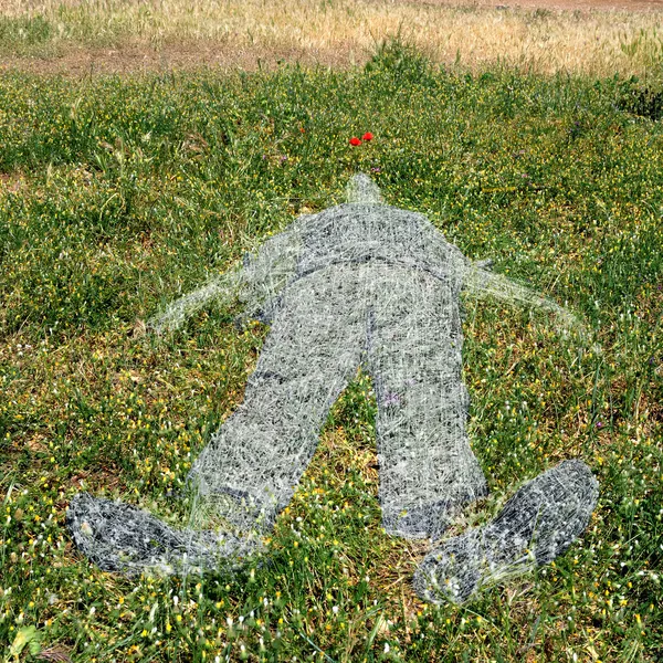 Menselijke figuur bedrukt op gras — Stockfoto