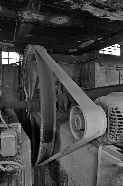 Belt driven machinery in abandoned factory — Stock Photo, Image